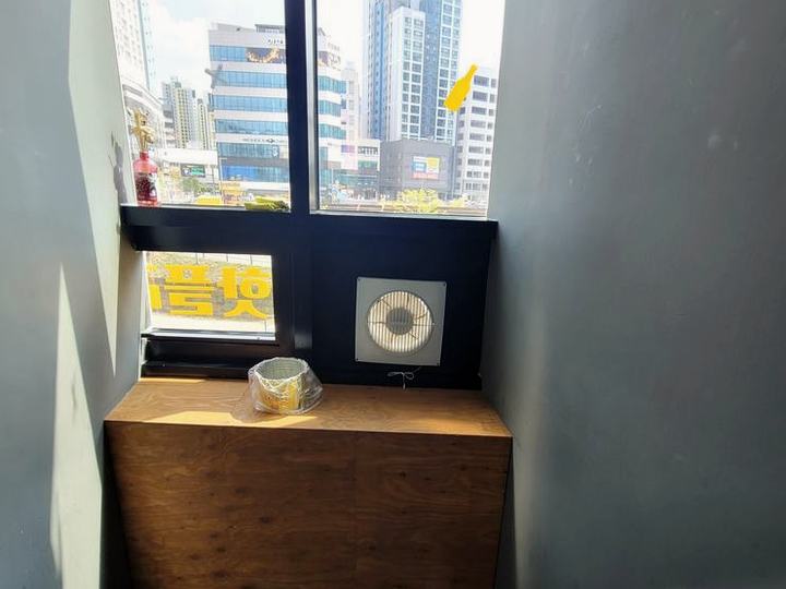 강남구 사무실 창가 환풍기 교체 시공 전