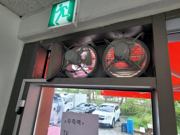 군포 출입문 상부 환풍기 2대 설치 시공 후