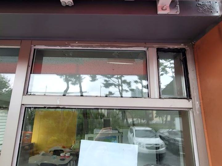 군포 출입문 상부 환풍기 2대 설치 시공 전
