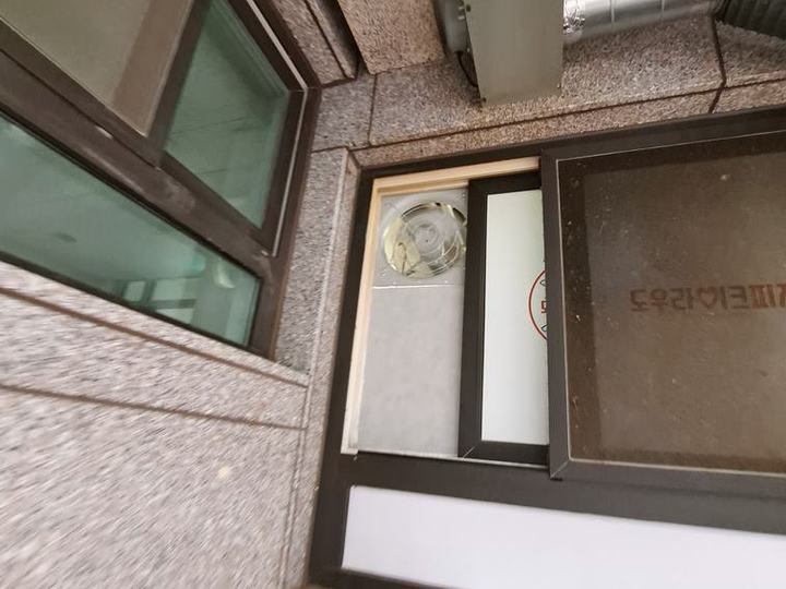 연수구 기존 덕트를 피한 창 환풍기 시공 시공 후