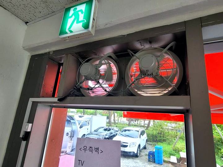 출입문 상부 환풍기 2대 설치 시공 후