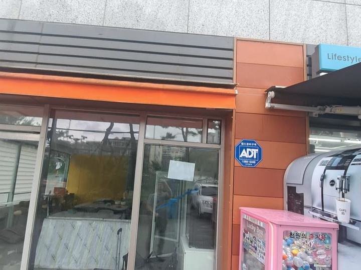무인 매장 출입구 환풍기 2대 신규 설치 시공 전
