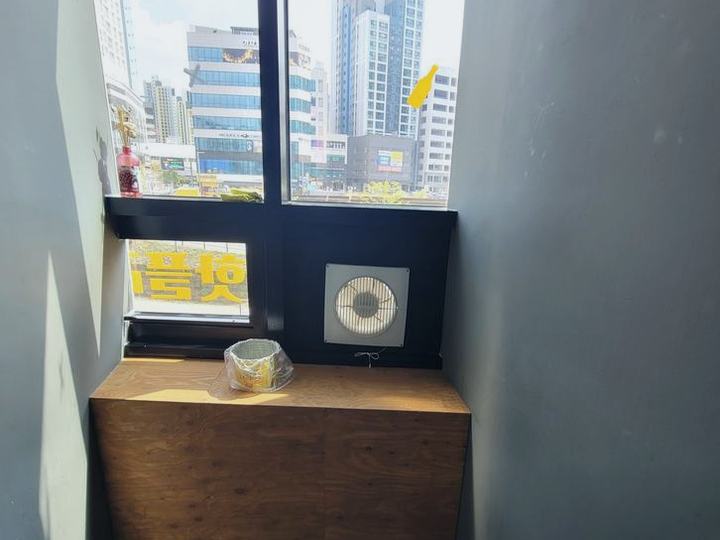 사무실 창가 환풍기 교체 시공 전