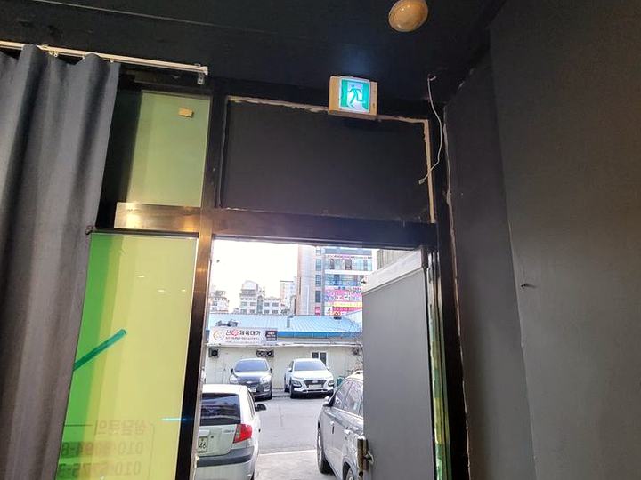 출입구 상부 환풍기 설치 시공 전