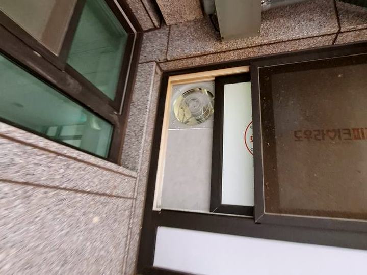 기존 덕트를 피한 창 환풍기 시공 시공 후