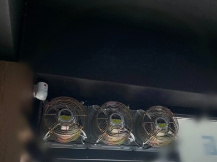 상가 매장 출입구 상부 환풍기 3대 설치 시공 후